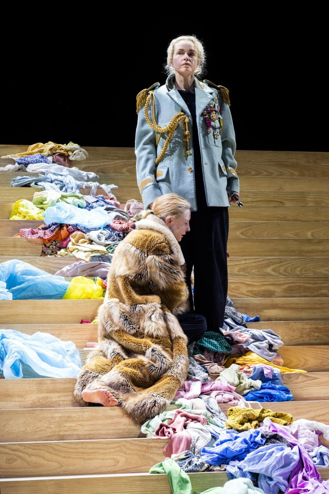 Hoss como Electra y Blanchett como Clitemnestra en la primera mitad de la producción (Monika Rittershaus / The New York Times)