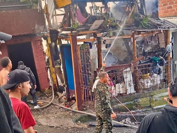 El incendio en el barrio Versalles de Manrique, Medellín, se presentó a las 7:00 a. m. y afectó dos viviendas - crédito @Ejercito_Div7/X