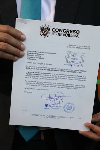 El diputado Fidencio Lima Pop presentó una iniciativa en el Congreso de Guatemala para obligar a las hidroeléctricas a financiar la electrificación rural.