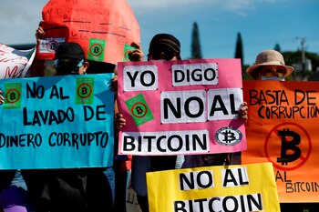 Ciudadanos protestan en contra del uso del bitcóin como forma de pago, en San Salvador (El Salvador). (EFE/Rodrigo Sura)