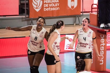 Las jugadoras de Universitario celebran