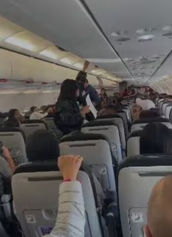 Un hecho de intolerancia por parte de una pasajera hizo retrasar el vuelo por dos horas - crédito captura de pantalla