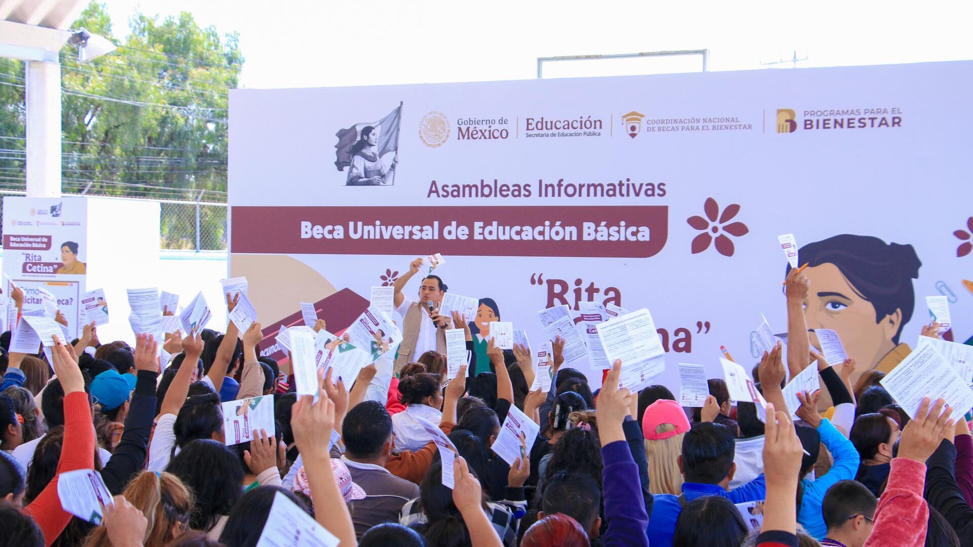 La Beca Rita Cetina busca combatir la deserción escolar en alumnos de secundaria y apoyar a sus familias con recursos para útiles, transporte y alimento. (Foto: X/@BecasBenito)