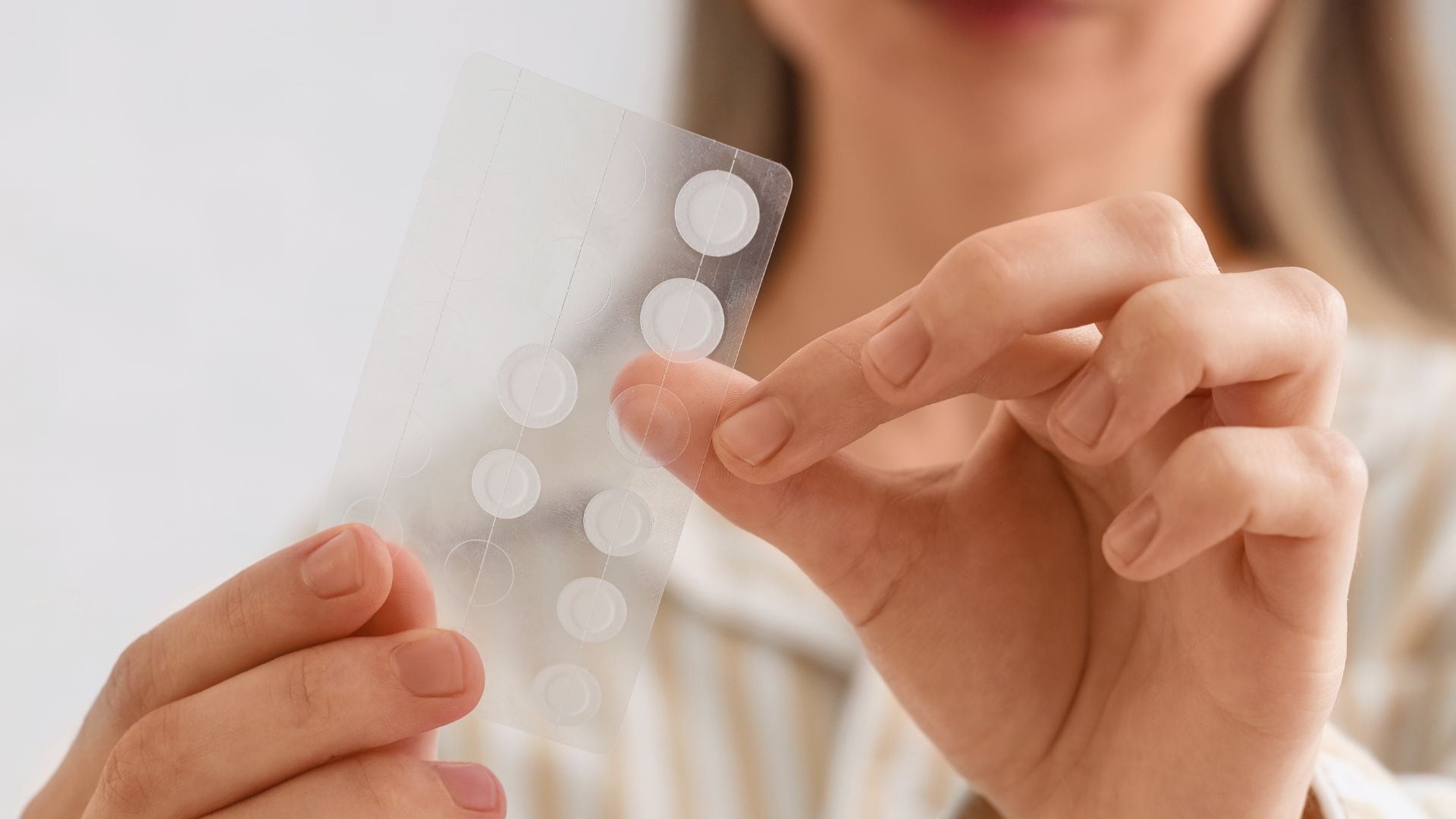 Los parches para granos ofrecen una solución rápida y discreta, pero no eliminan el acné de forma definitiva (Canva)