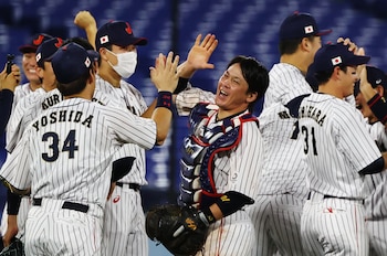 Juegos Olímpicos de Tokio 2020 - Béisbol - Hombres - Partido por la Medalla de Oro - Estados Unidos contra Japón - Estadio de Béisbol de Yokohama, Yokohama, Japón - 7 de agosto de 2021. El equipo de Japón celebra tras ganar el partido por la medalla de oro. REUTERS/Jorge Silva