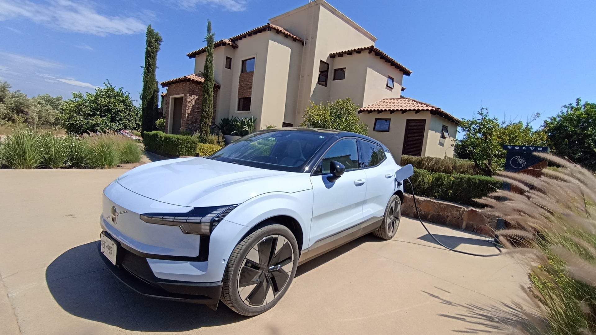 Volvo también bajó sus precios en toda la gama, incluso en el más pequeño de los eléctricos, el EX30, que no estaba alcanzado por el impuesto al lujo