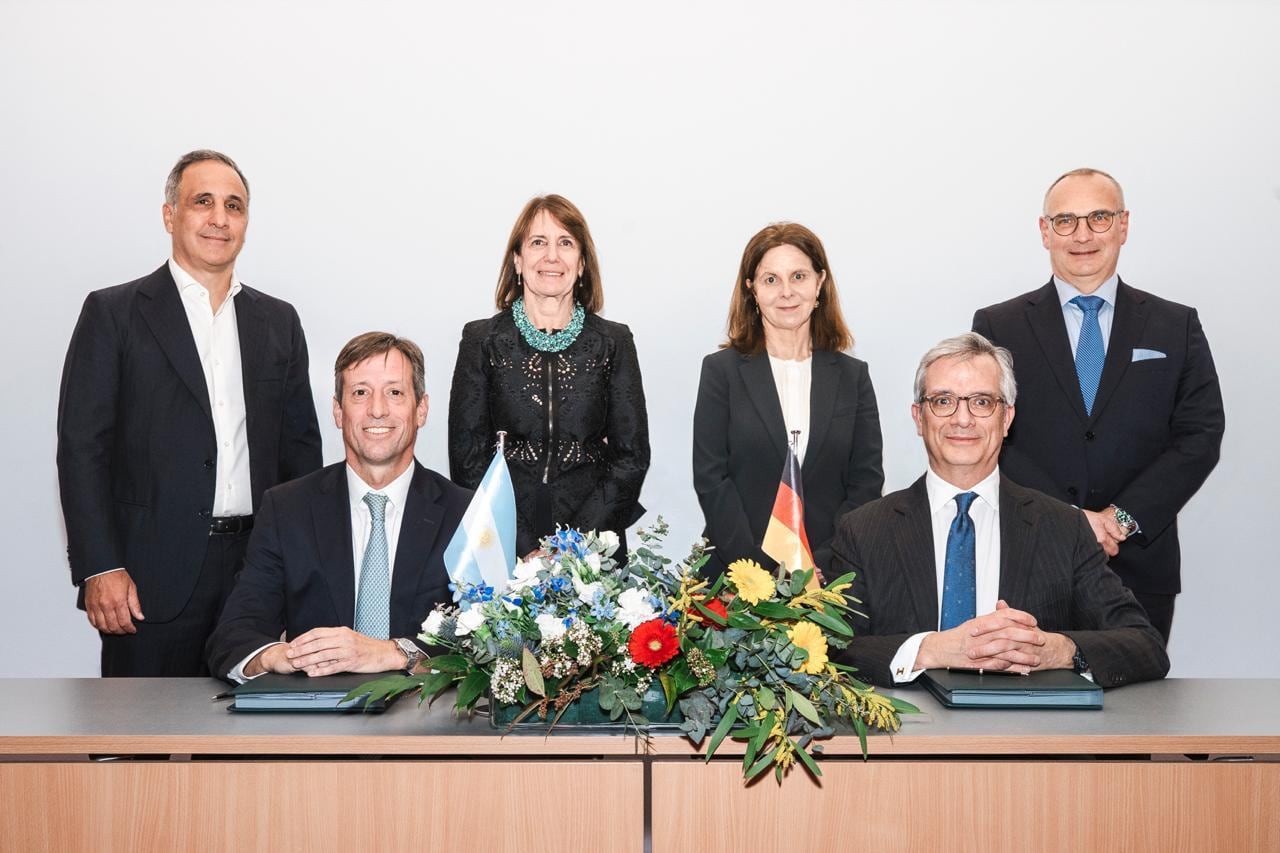 En la foto (de izquierda a derecha): Marcos Bulgheroni, Group CEO de PAE; Rodolfo Freyre, Presidente de SESA; Betina Pasquali de Fonseca, embajadora argentina en la República Federal de Alemania; Doris Honold, miembro del Consejo de Supervisión de SEFE, Frédéric Barnaud, CCO de SEFE; Dr. Egbert Laege; CEO de SEFE (Southern Energy)