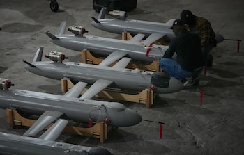 Miembros del servicio militar de inteligencia ucraniano preparan drones misiles Peklo (Infierno). (AP Foto/Efrem Lukatsky)