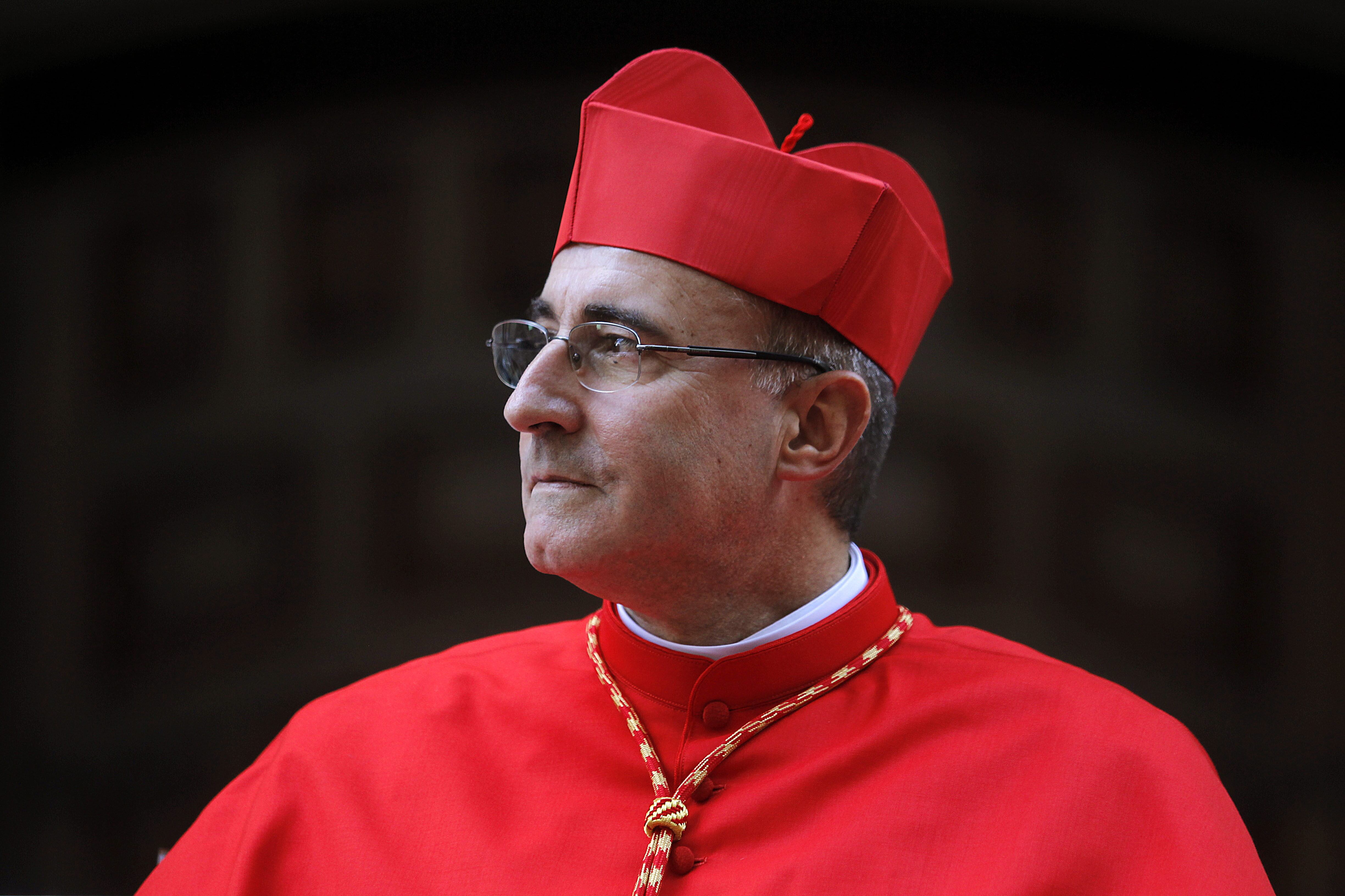 Fotografía de archivo del cardenal uruguayo, Daniel Sturla, en el atrio de la Catedral Metropolitana, en Montevideo (Uruguay). EFE/Hugo Ortuño