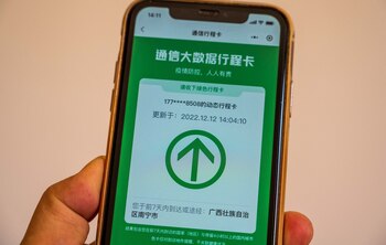 A user holds a mobile phone showing the "Itinerary Card" app which is used to track travel to areas with Covid-19 cases before it will be retired on December 13, in Nanning in China's southern Guangxi region on December 12, 2022. (Photo by AFP) / China OUT