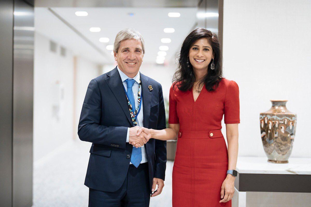 Caputo y Gita Gopinath, número 2 del FMI, en una reunión en la sede del FMI