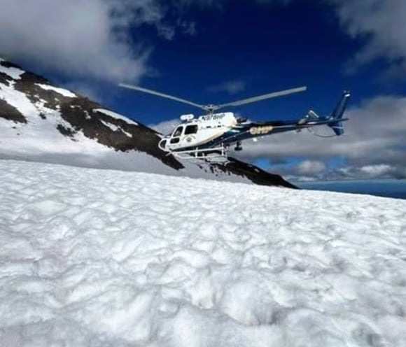 El uso del helicóptero resultó fundamental en el operativo, aunque la densa niebla forzó a los rescatistas a esperar horas antes de poder concretar la evacuación aérea (U.S. Forest Service/Mount Shasta Climbing Rangers)