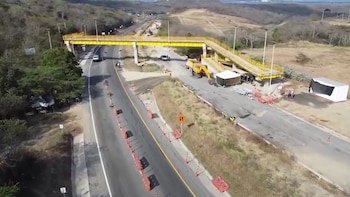 El nuevo corredor cuenta con asfalto renovado, señalización y defensas metálicas para cumplir con los requisitos de seguridad vial nacional - crédito Invias