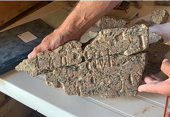 Un fragmento con inscripción hallado