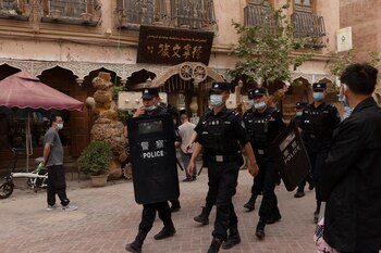 Policías patrullan en Xinjiang (Reuters)
