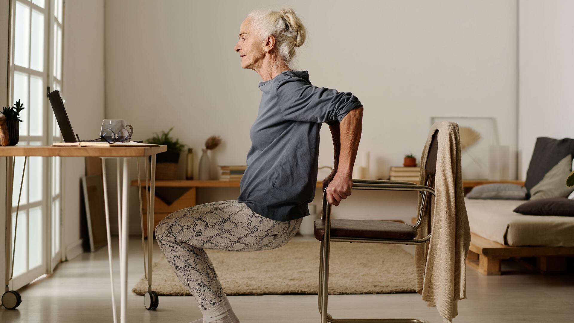 Ejercicios funcionales y hábitos cotidianos, como caminar y mantener la espalda recta, fortalecen el core sin necesidad de gimnasio (Freepik)