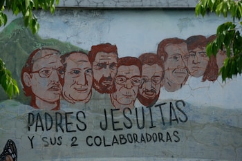 Vista de un mural dedicado a los jesuitas asesinados en 1989, en la Universidad Centroamericana (UCA), en San Salvador (El Salvador). EFE/Rodrigo Sura/Archivo