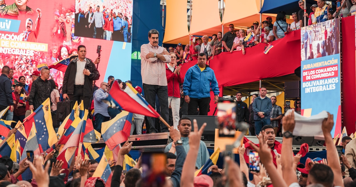 Familias en aeropuerto con maletas y carteles de espera
