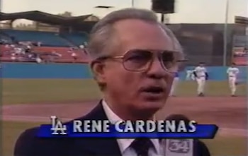 René Cárdenas, un hombre canoso con gafas y traje, habla a un micrófono. Al fondo, un campo de béisbol con jugadores y gradas. Abajo, un gráfico con su nombre