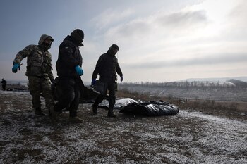Voluntarios ucranianos que recogen los