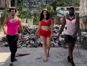 Los jóvenes posaron entre montañas de basura y escombros en una iniciativa que se ha vuelto viral por su agudo humor negro (Cortesía: @frankaldea).