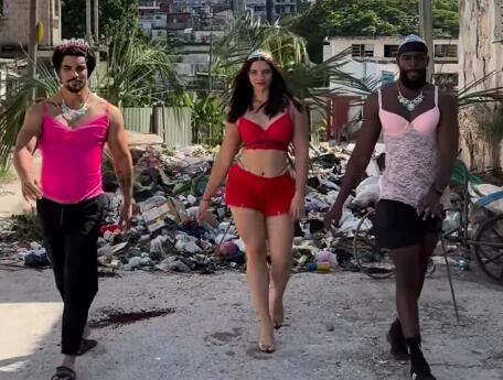 Los jóvenes posaron entre montañas de basura y escombros en una iniciativa que se ha vuelto viral por su agudo humor negro (Cortesía: @frankaldea).