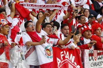 Denmark and Peru's fans cheer during the Russia 2018 World Cup Group C football match between Peru and Denmark at the Mordovia Arena in Saransk on June 16, 2018. (Photo by Jack GUEZ / AFP) / RESTRICTED TO EDITORIAL USE - NO MOBILE PUSH ALERTS/DOWNLOADS