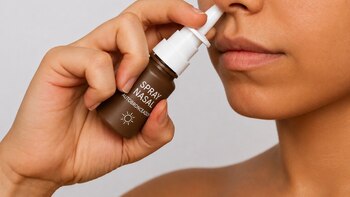Consejo de Enfermería alerta de "riesgos sanitarios" de sprays nasales bronceadores, al causar "cefaleas e hipertensión"