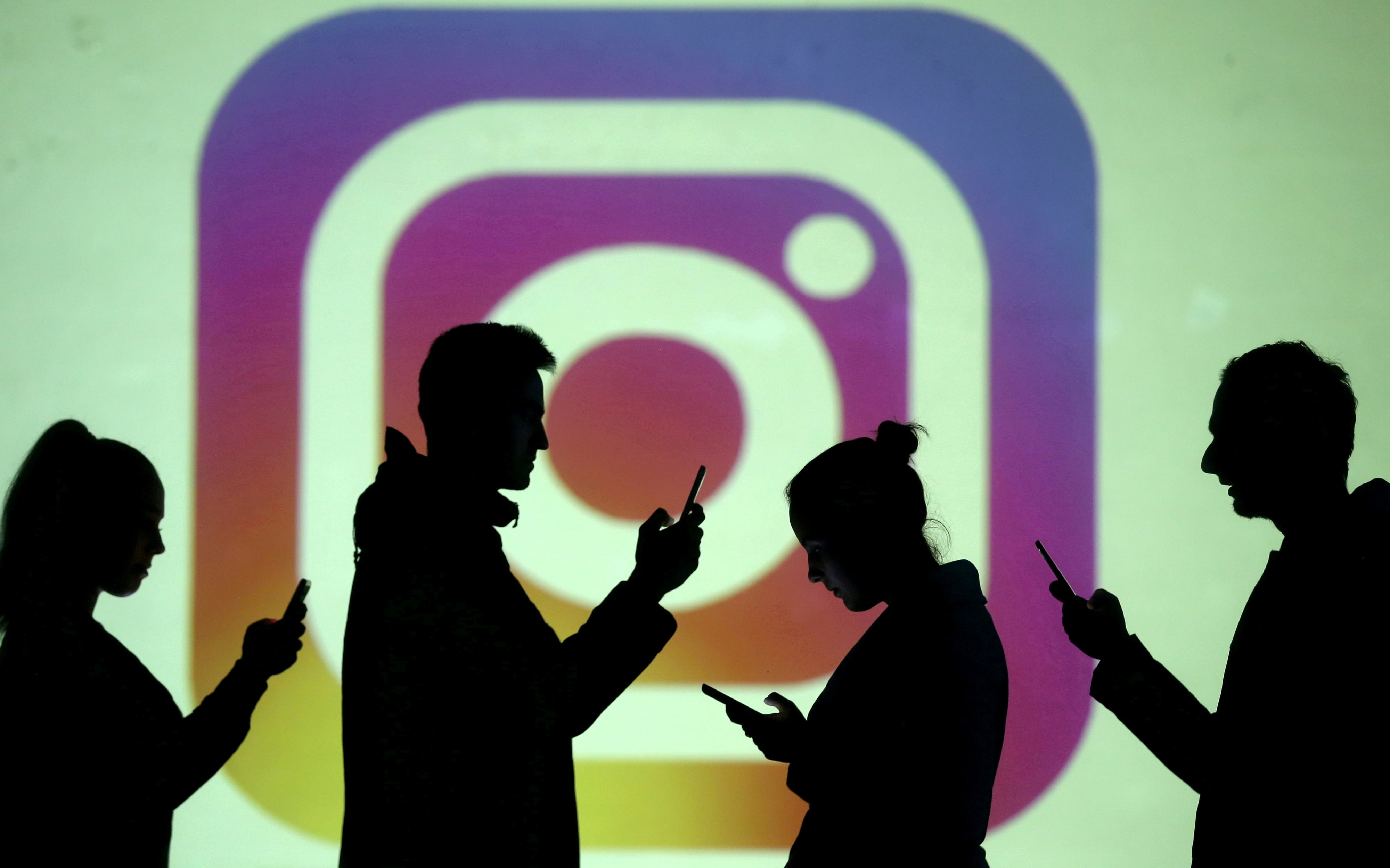 Facebook e Instagram impondrán dos horas diarias a adolescentes y exigirán permiso para extender el uso - REUTERS/Dado Ruvic/Illustration/File Photo