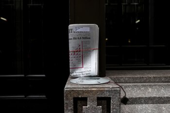 Un periódico impreso de The