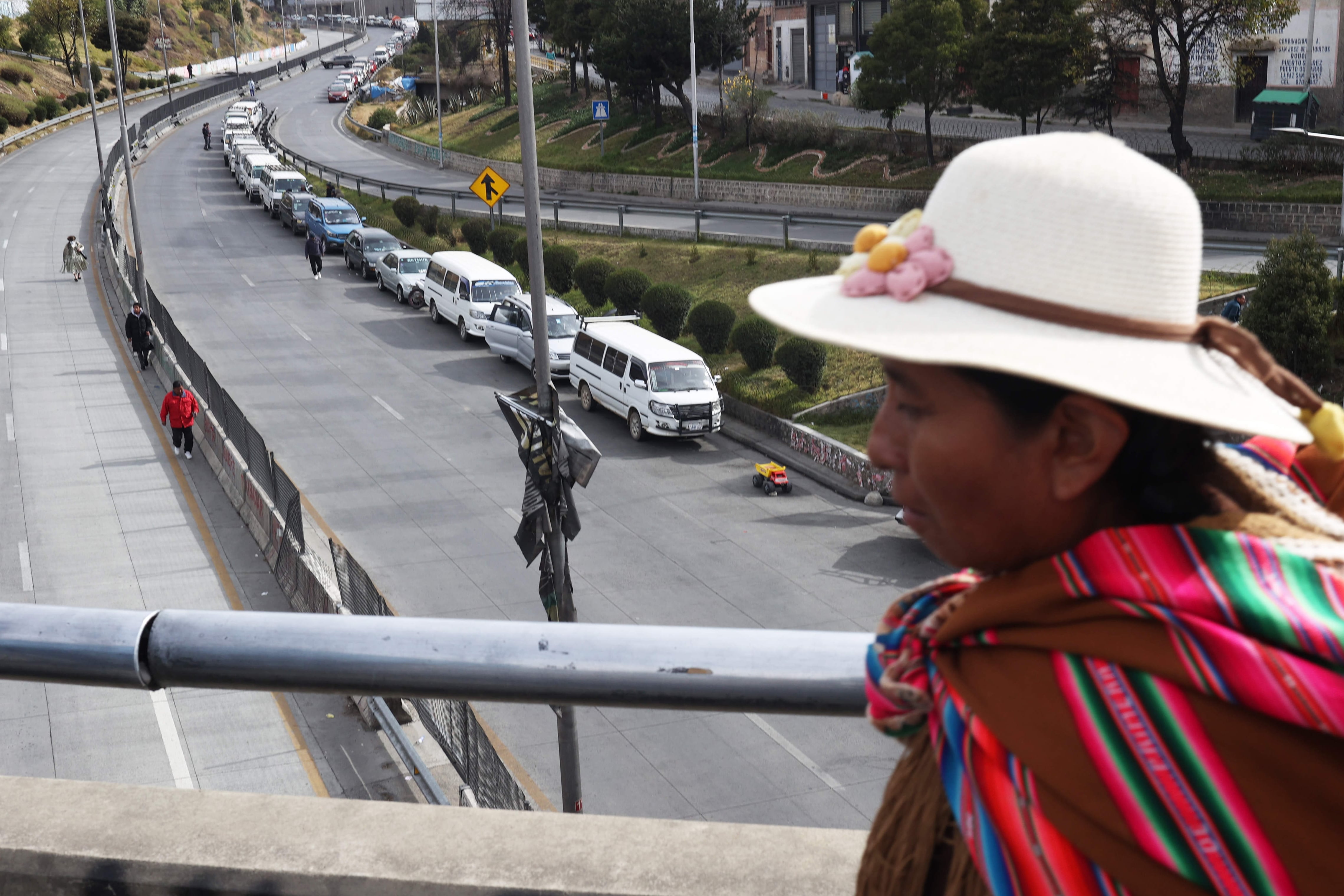 La escasez de combustible ha provocado filas de kilómetros con conductores que duermen en sus vehículos para cargar gasolina. EFE/Luis Gandarillas
