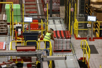 Un empleado en un almacén