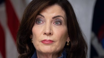 La gobernadora Kathy Hochul impulsa en Nueva York un impuesto progresivo a segundas residencias de lujo valuadas en más de USD 5 millones