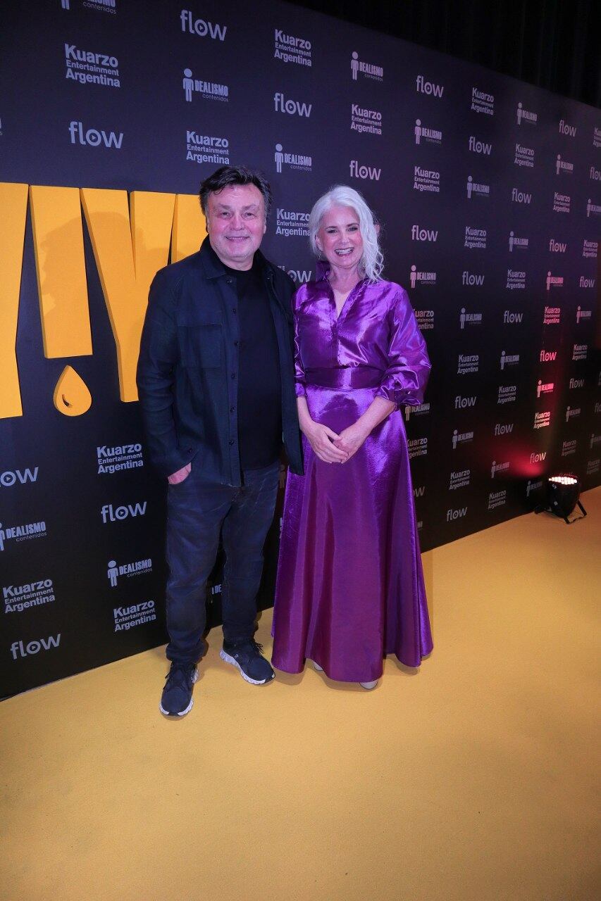 Con jeans y zapatillas, combinó elegancia y comodidad