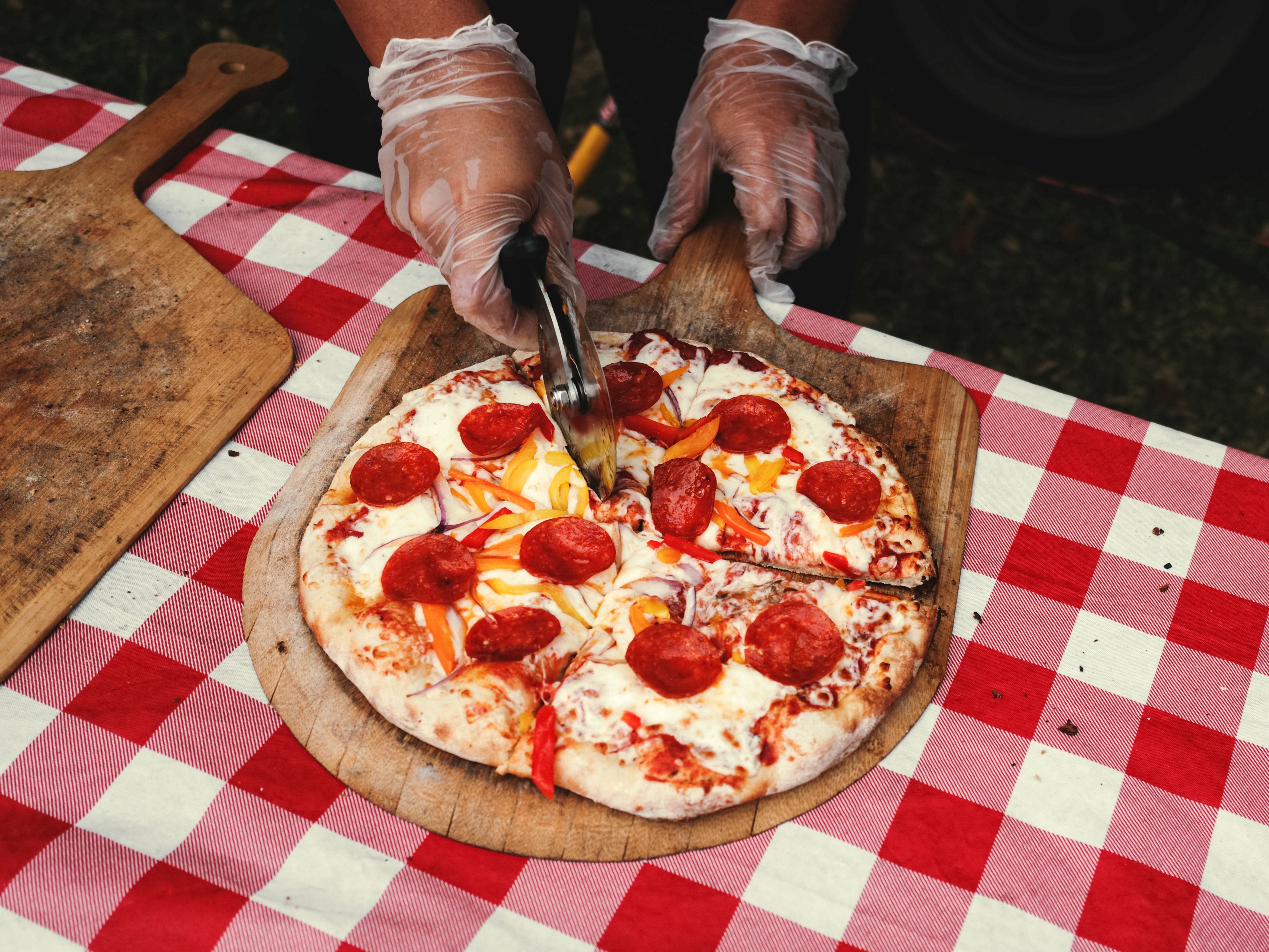 La pizza pepperoni se ha convertido en un símbolo de la cocina americana (Pexels)
