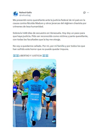 Nahuel Gallo corre en una carrera al aire libre, vistiendo una gorra negra que cubre sus ojos y una camiseta azul claro con un mensaje político