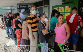 Una multitud busca hacer compras