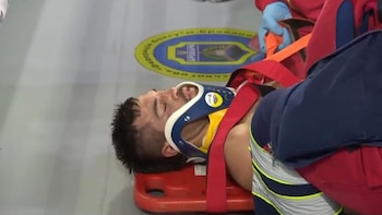 El golpe ilegal que decretó el triunfo de un boxeador argentino por un título internacional: fue retirado del ring en camilla