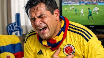 Evitar sobresaltarse mientras ve los partidos es indispensable para evitar infartos - crédito Imagen Ilustrativa Infobae