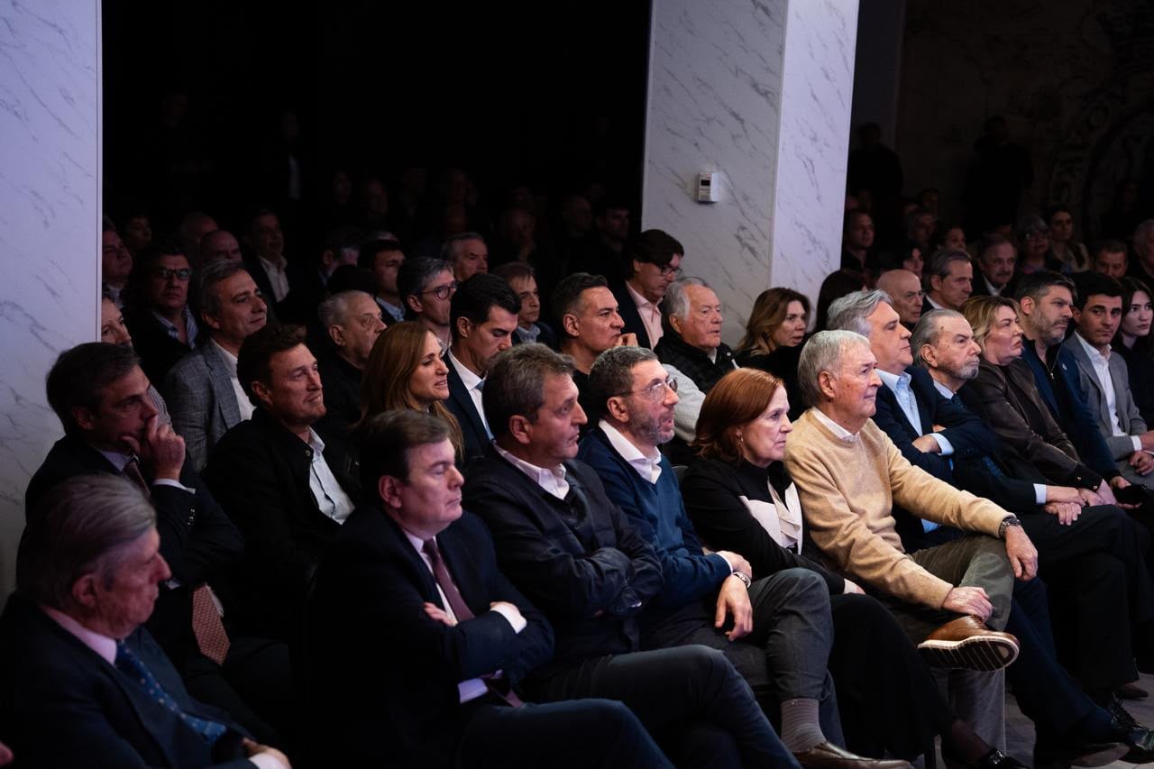 Dirigentes, funcionarios y referentes de distintos sectores rindieron un homenaje a José Manuel de la Sota a ocho años de su fallecimiento (RS Fotos)