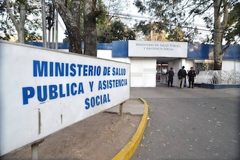 La inestabilidad en Salud Pública incluyó la salida de Óscar Cordón del MSPAS y rotaciones en viceministerios, con el abastecimiento de hospitales y las demandas gremiales en la agenda.