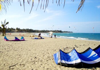 ARCHIVO - Los turistas observan