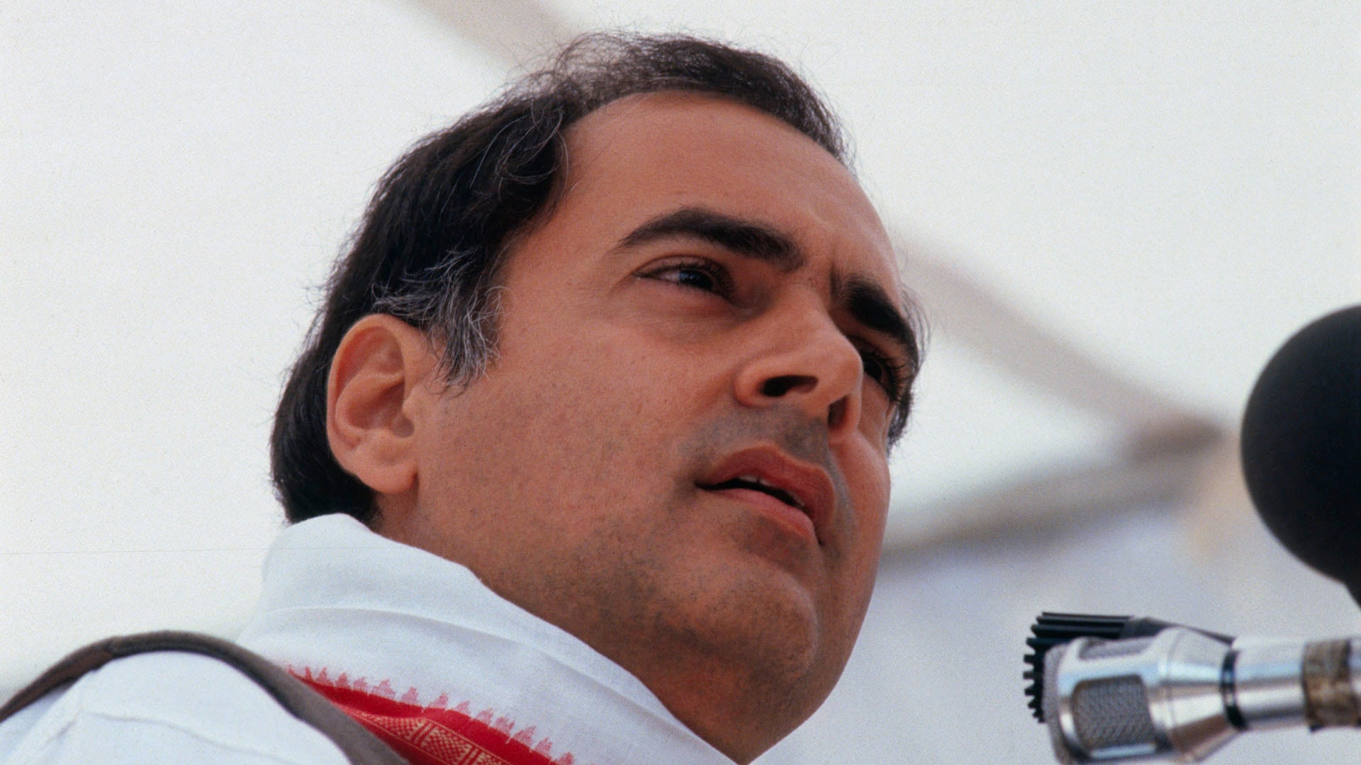 El primer ministro indio, Rajiv Gandhi, admitió la posibilidad de que se tratara de un atentado con explosivos