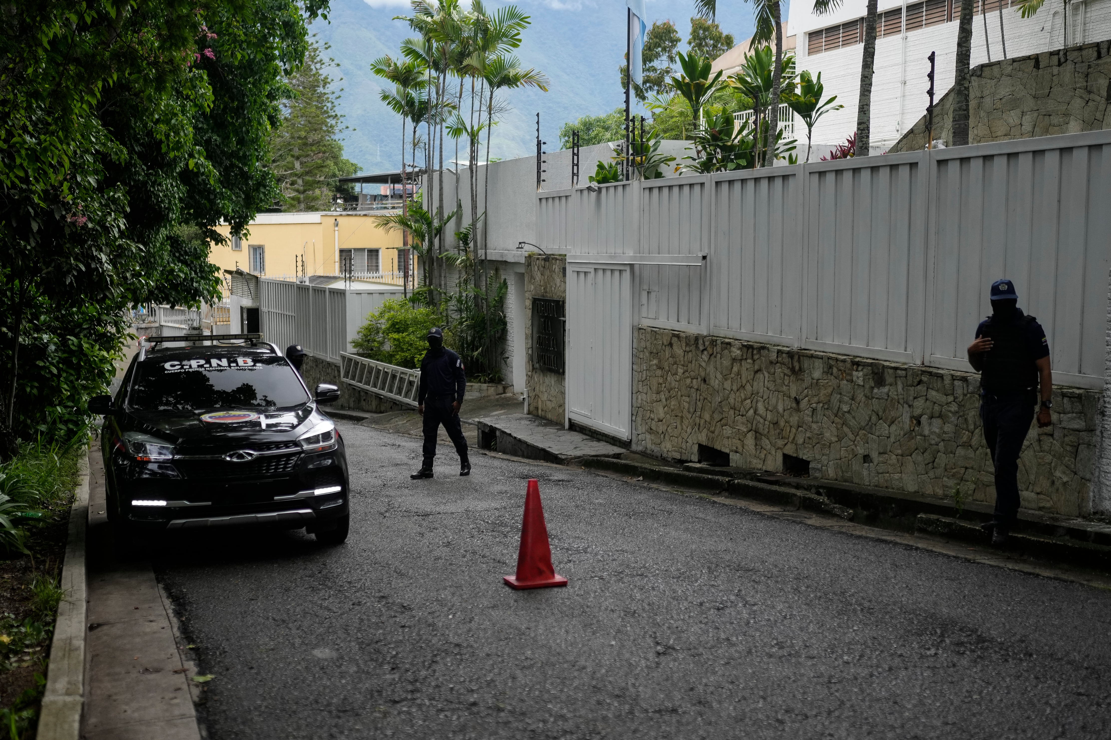 El frente del edificio de la embajada argentina en Caracas