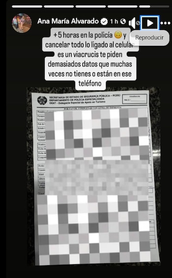 Captura de pantalla de historia de Ana María Alvarado. Texto sobre su trámite en la policía y formulario oficial de Seguridad Pública, parcialmente censurado