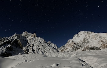 Los rescatistas continúan explorando una de las zonas más hostiles del Karakórum en busca de los alpinistas desaparecidos (REUTERS/Wolfgang Rattay/File Photo)