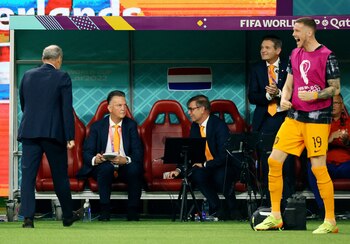 Wout Weghorst celebra uno de los goles de Países Bajos en el Mundial ante la mirada de Van Gaal (REUTERS/Wolfgang Rattay)
