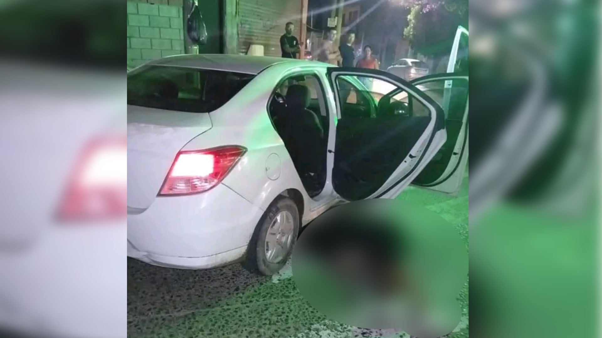 El auto que quisieron robar y el ladrón tendido en el suelo tras ser abatido por el policía retirado