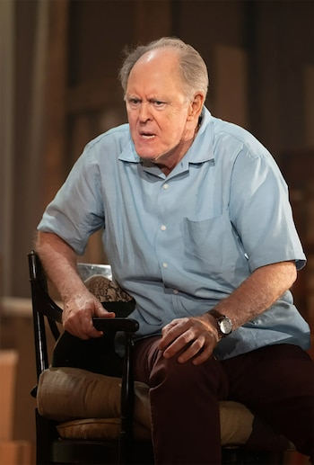 John Lithgow como Roald Dahl en “Gigante” en el Music Box Theater de Manhattan. Crédito Sara KrulwichThe New York Times