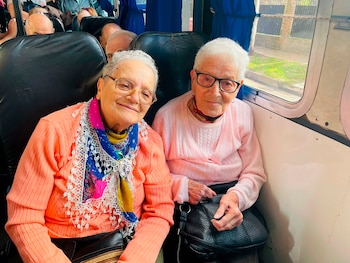 Blanca, de sweater color salmón,